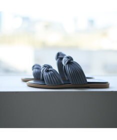 MODE ET JACOMO <carino>プリーツスポンジサンダル