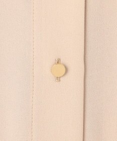 BEIGE， 【WEB限定・洗える】CLARION / ゴールド釦クルーネックブラウス