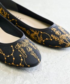 muuc イラカ柄刺繍のバレエシューズ