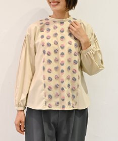 muuc 〈遠州織物の工場で織られた上質なコットン生地〉あじさい小花柄刺繍切り替え ボリューム袖 プルオーバーブラウス