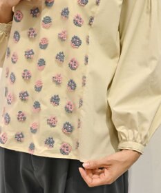 muuc 〈遠州織物の工場で織られた上質なコットン生地〉あじさい小花柄刺繍切り替え ボリューム袖 プルオーバーブラウス