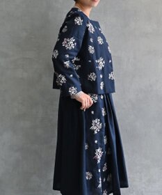 muuc 〈コットン×リネン〉〈高品質なドライタッチ生地〉〈遠州織物の工場で織られた上質なコットン生地〉野小花刺繍 ノーカラージャケット