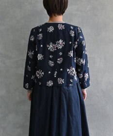 muuc 〈コットン×リネン〉〈高品質なドライタッチ生地〉〈遠州織物の工場で織られた上質なコットン生地〉野小花刺繍 ノーカラージャケット