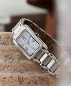 CITIZEN 【人気の長角ケース】電池交換不要の光発電エコ・ドライブ ウオッチ EW5620-55A