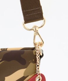 LA BAGAGERIE 【LA BAGAGERIE×HELLO KITTY】リボンチャーム付き　スクエアポシェット