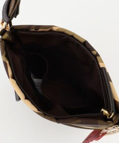 LA BAGAGERIE 【LA BAGAGERIE×HELLO KITTY】リボンチャーム付き　スクエアポシェット