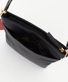 LA BAGAGERIE 【LA BAGAGERIE×HELLO KITTY】リボンチャーム付き　スクエアポシェット