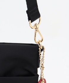 LA BAGAGERIE 【LA BAGAGERIE×HELLO KITTY】リボンチャーム付き　スクエアポシェット