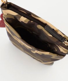 LA BAGAGERIE 【LA BAGAGERIE×HELLO KITTY】リボンチャーム付き　スクエアポシェット