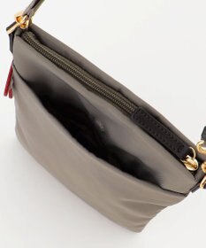 LA BAGAGERIE 【LA BAGAGERIE×HELLO KITTY】リボンチャーム付き　スクエアポシェット