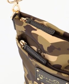 LA BAGAGERIE 【LA BAGAGERIE×HELLO KITTY】リボンチャーム付き　スクエアポシェット