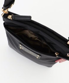 LA BAGAGERIE 【LA BAGAGERIE×HELLO KITTY】リボンチャーム付き　スクエアポシェット