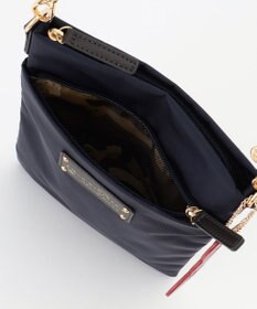 LA BAGAGERIE 【LA BAGAGERIE×HELLO KITTY】リボンチャーム付き　スクエアポシェット