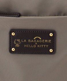 LA BAGAGERIE 【LA BAGAGERIE×HELLO KITTY】リボンチャーム付き　スクエアポシェット