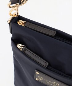 LA BAGAGERIE 【LA BAGAGERIE×HELLO KITTY】リボンチャーム付き　スクエアポシェット