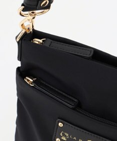 LA BAGAGERIE 【LA BAGAGERIE×HELLO KITTY】リボンチャーム付き　スクエアポシェット