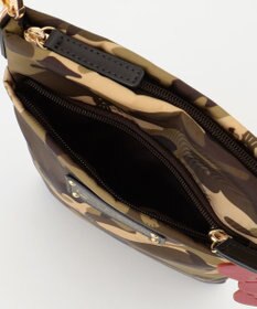 LA BAGAGERIE 【LA BAGAGERIE×HELLO KITTY】リボンチャーム付き　スクエアポシェット