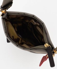 LA BAGAGERIE 【LA BAGAGERIE×HELLO KITTY】リボンチャーム付き　スクエアポシェット