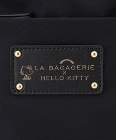 LA BAGAGERIE 【LA BAGAGERIE×HELLO KITTY】リボンチャーム付き　スクエアポシェット