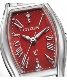 CITIZEN 【数量限定モデル】レッドの文字板が印象的な電池交換不要トノー型ウオッチ