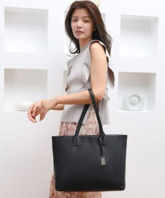 style code 【MERCURYDUO/マーキュリーデュオ】レニス　チャーム付きシンプルラージトートバッグ