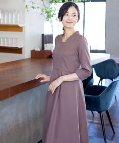 Tiaclasse 【洗える】裾に向かってエレガントに広がる美光沢フレアワンピース