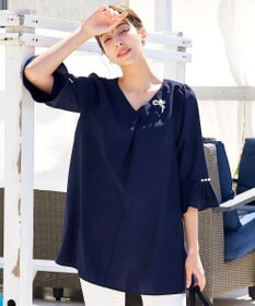 Tiaclasse 【洗える】タックフレアパール付き袖チュニックブラウス