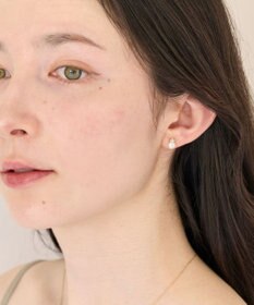 Phoebe 〈金属アレルギー対応〉タイニーフラワーパールセラミックポストピアス　お花モチーフ/小粒パール