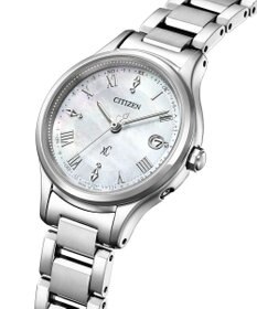 CITIZEN 【電池交換不要の電波時計】白蝶貝文字板が美しいシンプルでクリーンなウオッチ