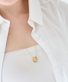 Phoebe 〈金属アレルギー対応〉メタリックホースシューネックレス　ゴールド　ステンレス/馬蹄/蹄鉄/ラッキーモチーフ/ギフト/プレゼント/大ぶり