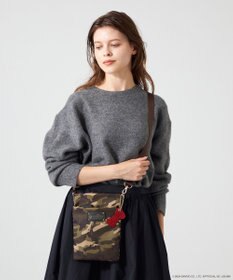 LA BAGAGERIE 【LA BAGAGERIE×HELLO KITTY】リボンチャーム付き　スクエアポシェット