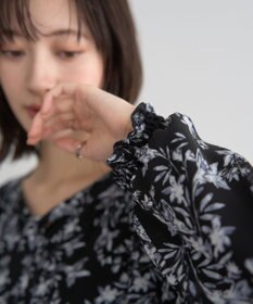 YECCA VECCA ボタニカル柄ボウタイプリーツワンピース