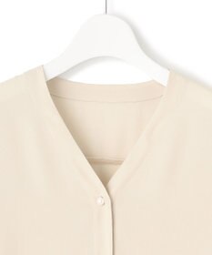 23区 バックサテンアムンゼン Vネック ブラウス