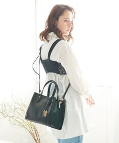 style code 【MERCURYDUO/マーキュリーデュオ】両アオリポケットサイド配色大開き開口 超軽量ハンドバッグ キーチャーム付