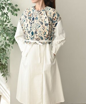  〈2WAY〉〈遠州織物の工場で織られた上質なコットン・シアサッカー生地〉〈通年着られる〉筆記帳刺繍ノーカラー 羽織り＆ワンピースドレス