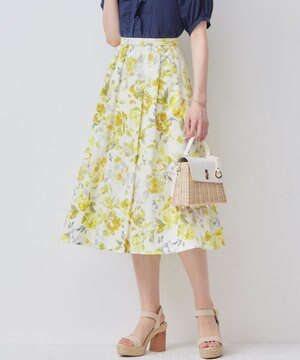  スプレーローズプリント フレアスカート