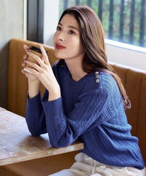 【洗える】肩ボタンケーブルニットトップス