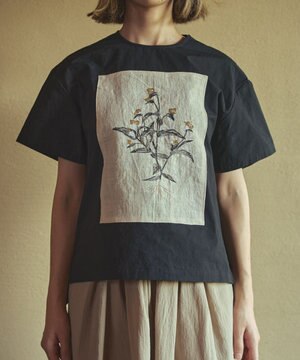  つゆ草刺繍半袖プルオーバー〈日本製・上質な天然素材・遠州織物〉〈繊細なオリジナル花刺繍〉〈ゆったりフリーサイズ〉〈上品な大人の布帛Tシャツ〉