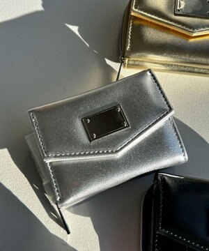  メタリックプレートウォレット