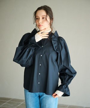 【洗濯機可能/シワになりにくい】〈春名亜美さんコラボ〉ショルダーフリルブラウス