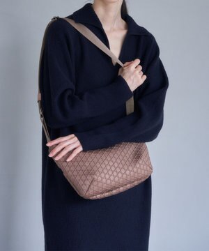 LAQUOH【撥水加工】篭目柄エンボスボンディングショルダー