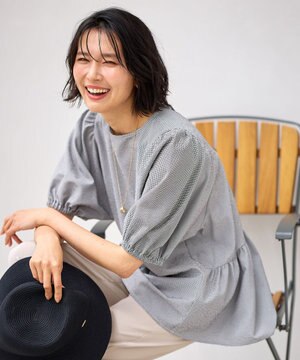  サッカーギャザーバックペプラムブラウス