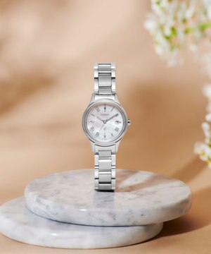  【電池交換不要の電波時計】白蝶貝文字板が美しいシンプルでクリーンなウオッチ