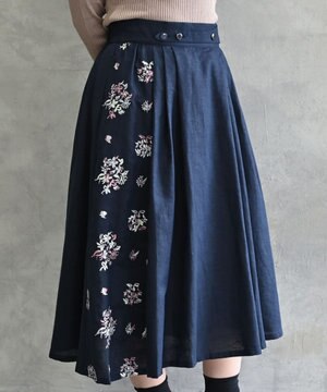  〈コットン×リネン〉〈高品質なドライタッチ生地〉〈遠州織物の工場で織られた上質な生地〉野小花刺繍 ウエスト後ろゴムあり 裏地あり ギャザースカート