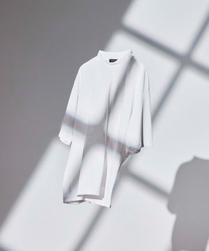 【WEB限定】【新素材 / 新型】エンジニアドテックT リラックスフォルムモックネックTシャツ