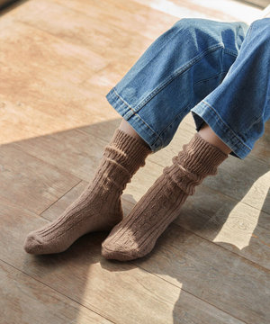 ケーブル柄編みソックス