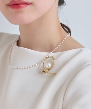  クロスカーブパールビジューブローチ　ゴールド