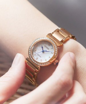  【エレガントな白蝶貝文字板】ジュエリーライクなデザイン CITIZEN L 光発電エコ・ドライブ 電池交換不要