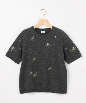  【先行予約・WEB＆一部店舗限定】エンブロイダリーブルーム 半袖ニット