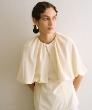  ＜亀恭子さんコラボ＞取り外し可能ケープ付きペプラムブラウス